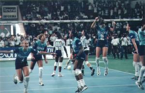 2000 - O último ponto - equipe Rexona bicampeã da Superliga 1999-2000 (15 de abril) - Foto Luiz Doro