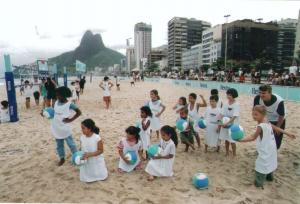 2000 - Oficina  de Minivôlei no Leblon durante campeonato carioca - Foto Luiz Doro