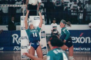 1997 - Fernanda Venturini levanta para a atacante de meio Cintha Boersma - Foto Luiz Doro