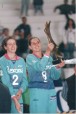 1998 - Capitã Ana Maria Volponi com troféu equipe campeã Superliga 1997-98