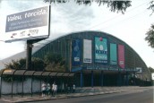 2000 - Ginasio do Tarumã com outdoor comemorativo ao bicampeonato (abril) 