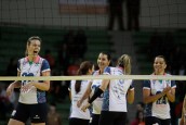 2017 - Voleibol das Estrelas Bernardo e atletas que jogaram na equipe Rexona em Curitiba entram em quadra  (29 de abril) - Foto Daniela Carvalho 