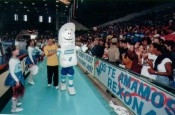 1997 - Cheiroso, o Mascote, cumprimenta a torcida no Ginásio Tarumã - Foto Luiz Doro