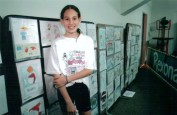 2000 - Aluna do núcleo Central com desenhos do Concurso de Cartão Natal
