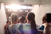 2017 - Voleibol das Estrelas Bernardo e atletas que jogaram na equipe Rexona em Curitiba entram em quadra (29 de abril) - Foto Daniela Carvalho 