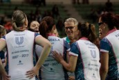 2017 - Voleibol das Estrelas Bernardo e atletas que jogaram na equipe Rexona em Curitiba entram em quadra  (29 de abril) - Foto Daniela Carvalho 